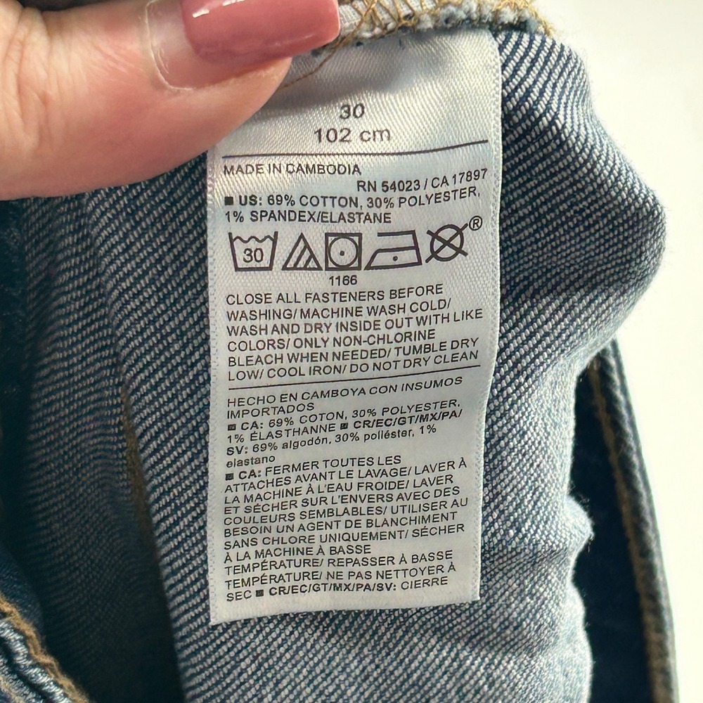 Old Navy Wow High Rise Cuffed Denim Shorts 30 Plus Size Medium Wash Blue NWT - Picture 8 of 11